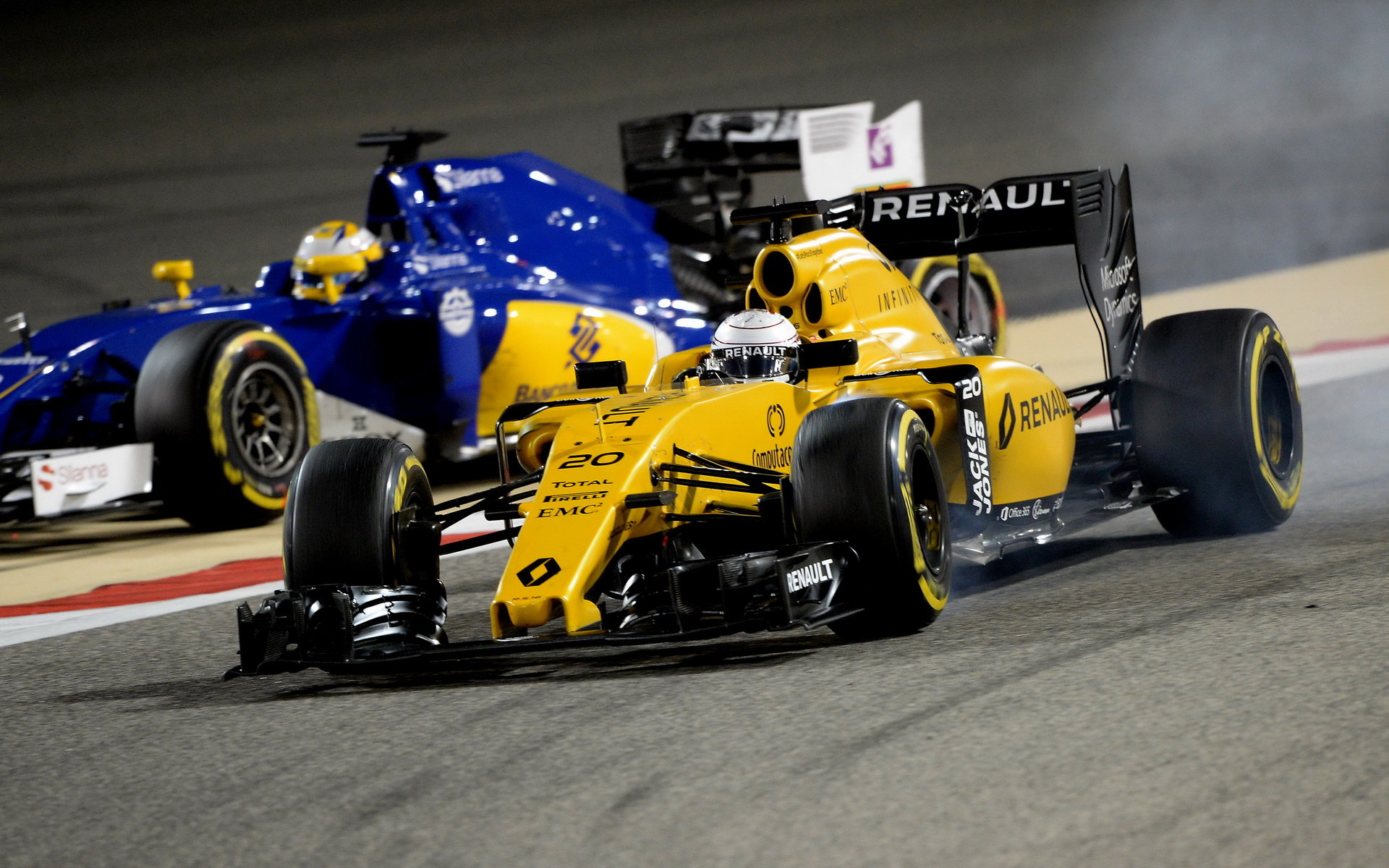 Kevin Magnussen a Marcus Ericsson při pátečním tréninku v Bahrajnu