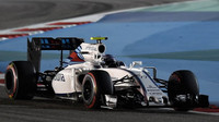 Valtteri Bottas při pátečním tréninku v Bahrajnu