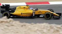 Jolyon Palmer při pátečním tréninku v Bahrajnu