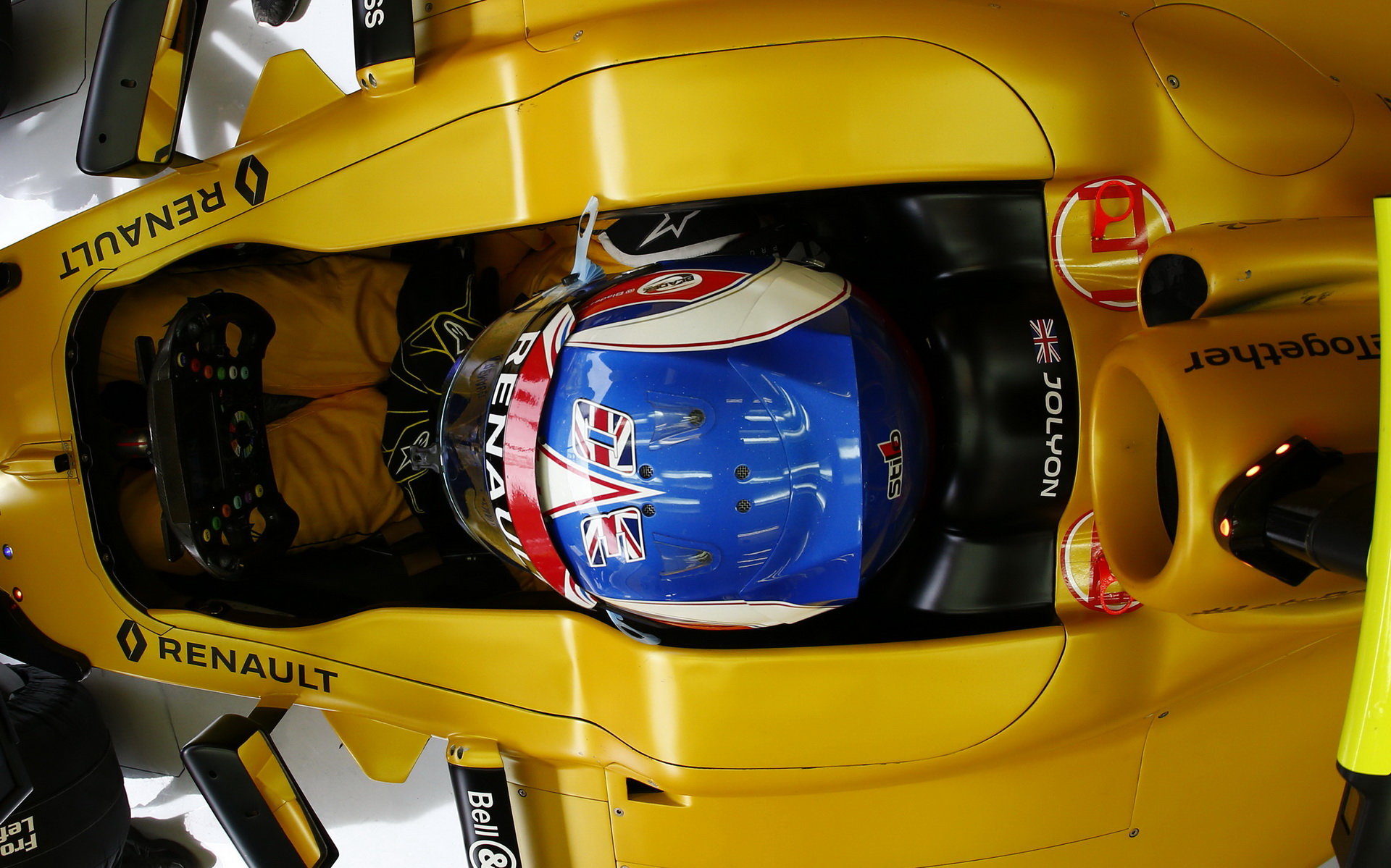 Jolyon Palmer při pátečním tréninku v Bahrajnu