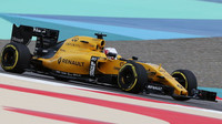 Kevin Magnussen při pátečním tréninku v Bahrajnu