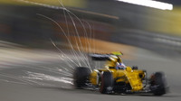 Jolyon Palmer jiskřil při pátečním tréninku v Bahrajnu