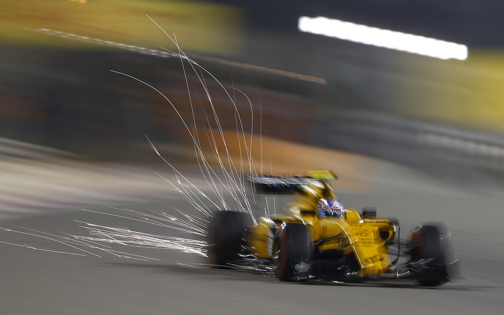 Jolyon Palmer jiskřil při pátečním tréninku v Bahrajnu