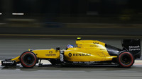 Jolyon Palmer při pátečním tréninku v Bahrajnu