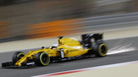 Kevin Magnussen jiskřil při pátečním tréninku v Bahrajnu