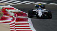 Valtteri Bottas při pátečním tréninku v Bahrajnu