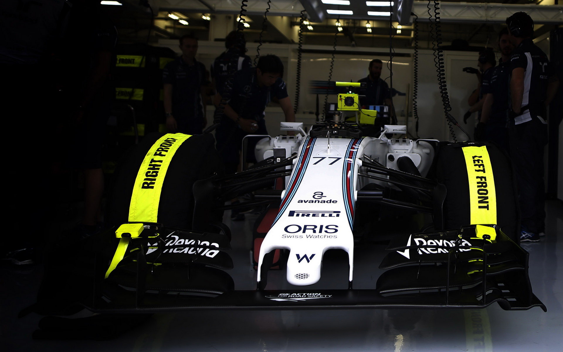 Přední křídlo vozu Williams FW38 - Mercedes při pátečním tréninku v Bahrajnu