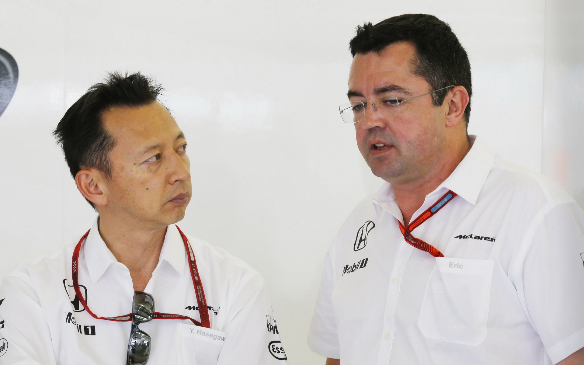 Sportovní ředitel Hondy Jusuke Hasegawa (vlevo) a závodní ředitel McLarenu Eric Boullier