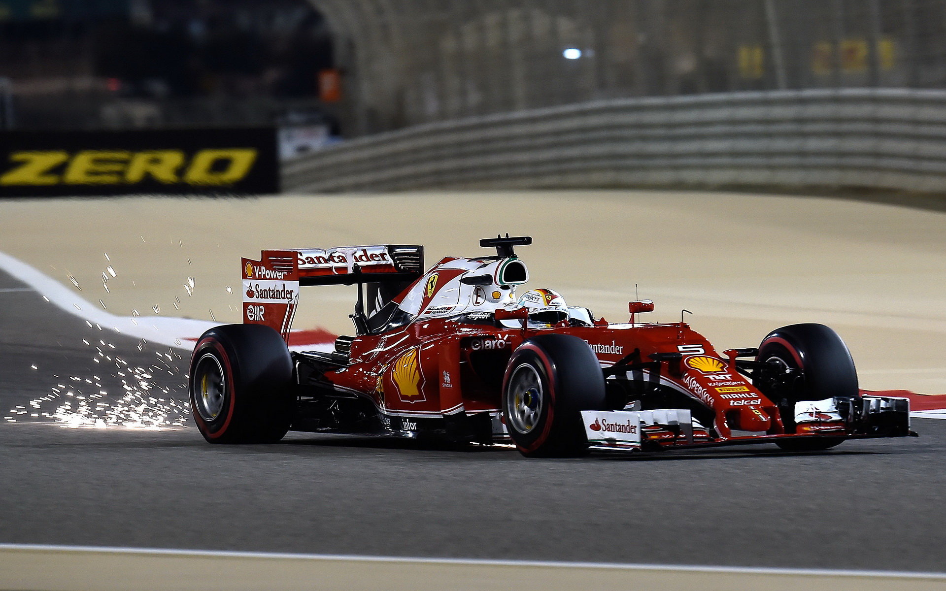 Za vozem Vettela se v Bahrajnu nejenom jiskřilo, ale také kouřilo