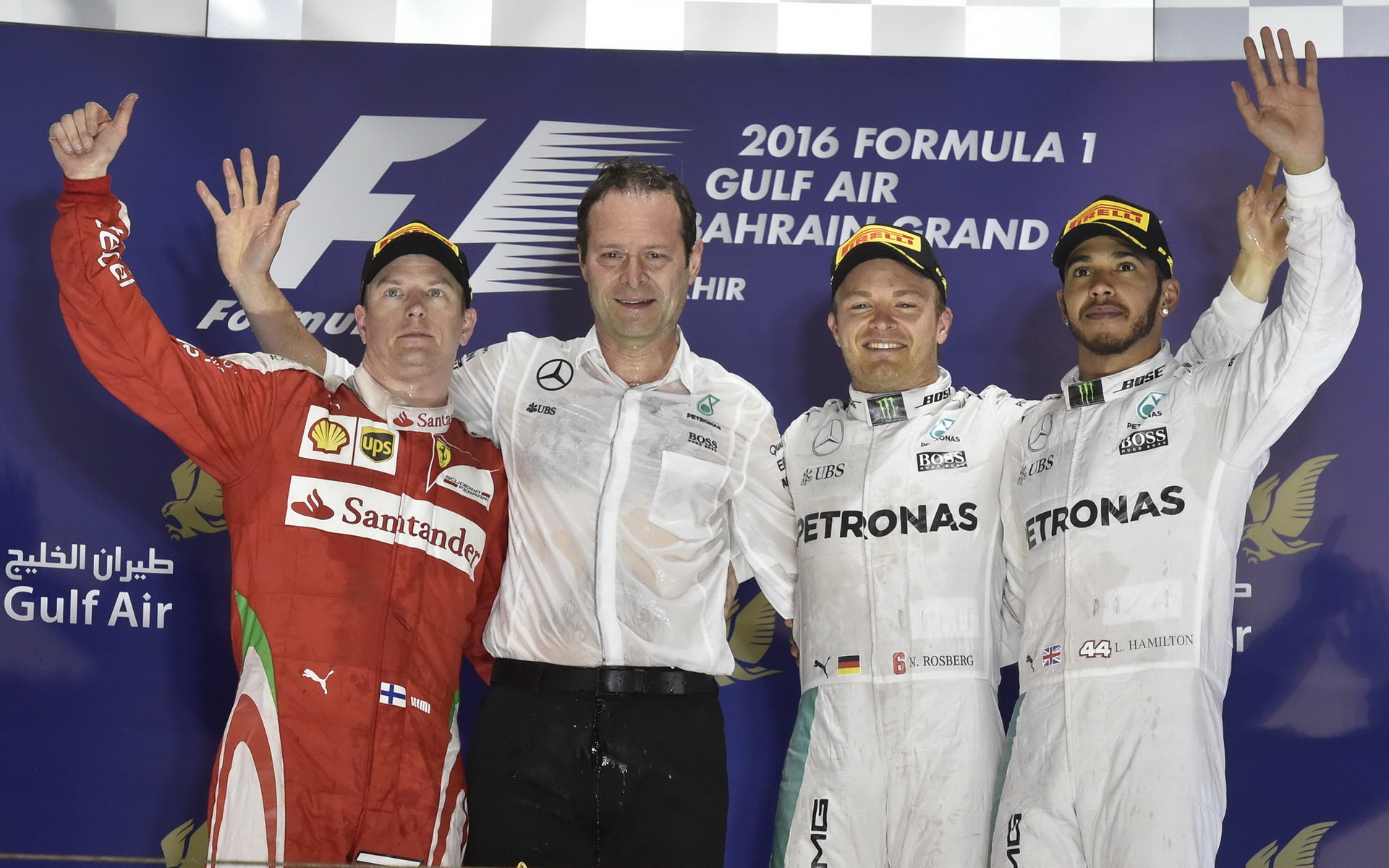 Vítězové na pódiu po závodě v Bahrajnu