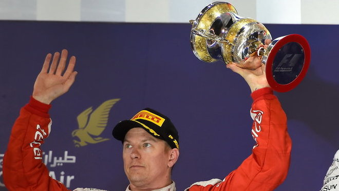 Kimi Räikkönen s trofejí na pódiu po závodě v Bahrajnu