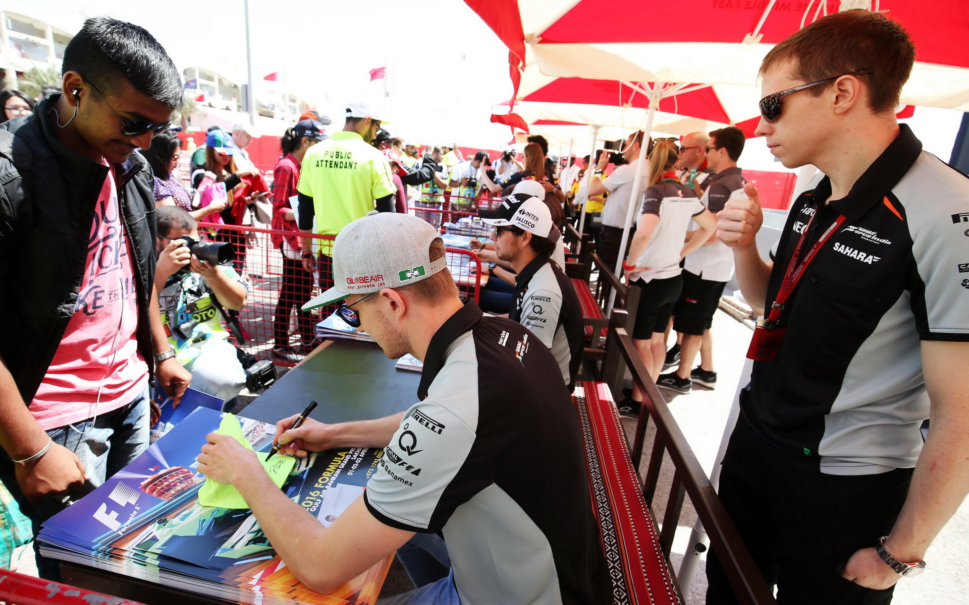 Nico Hülkenberg při autogramiádě v Bahrajnu