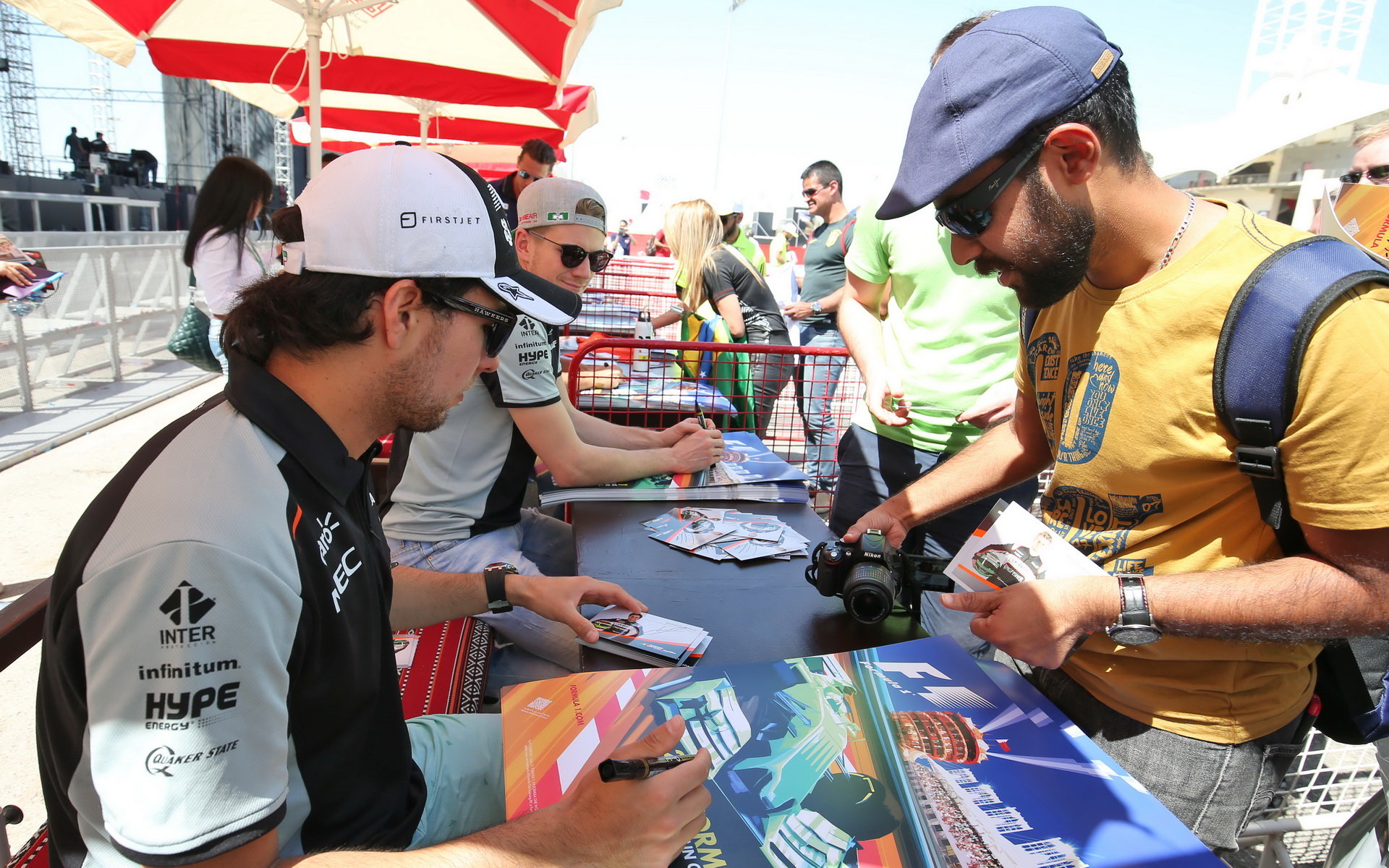 Sergio Pérez při autogramiádě v Bahrajnu