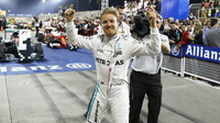 Nico Rosberg se raduje z vítězství v Bahrajnu
