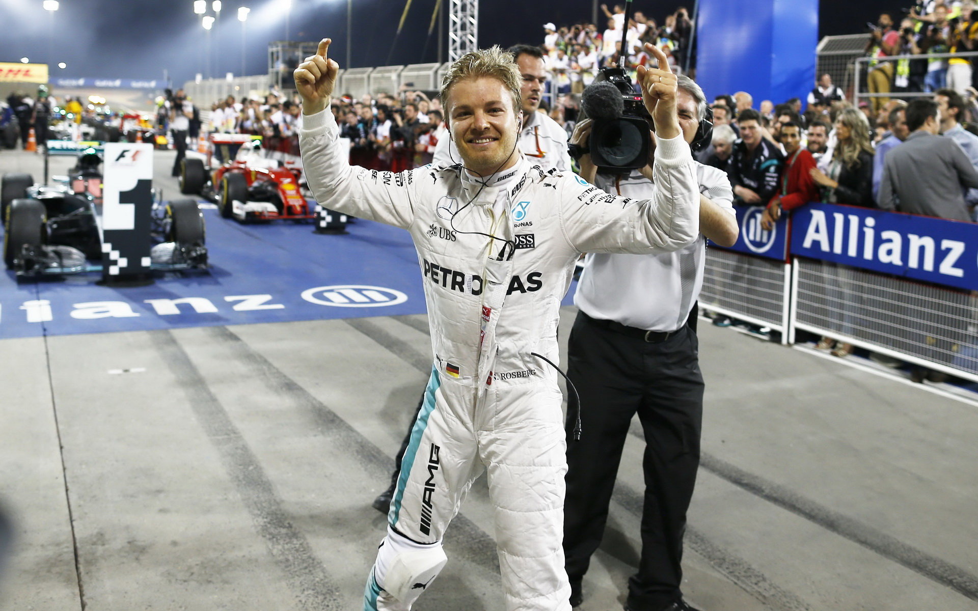 Nico Rosberg se raduje z vítězství v Bahrajnu