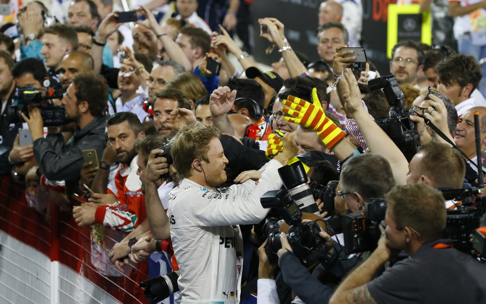 Nico Rosberg se raduje z vítězství s mechaniky v Bahrajnu