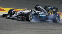 Lewis Hamilton při prudkém brzdění v Bahrajnu