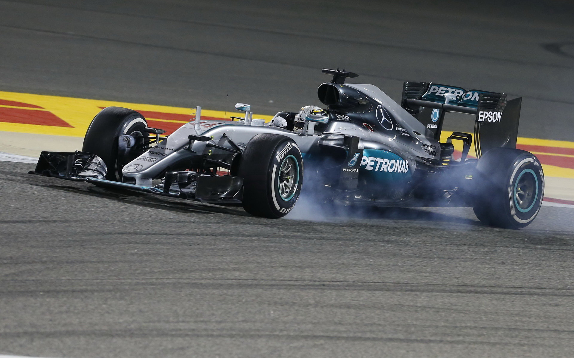 Lewis Hamilton je pořád v top formě, soudí Rosberg