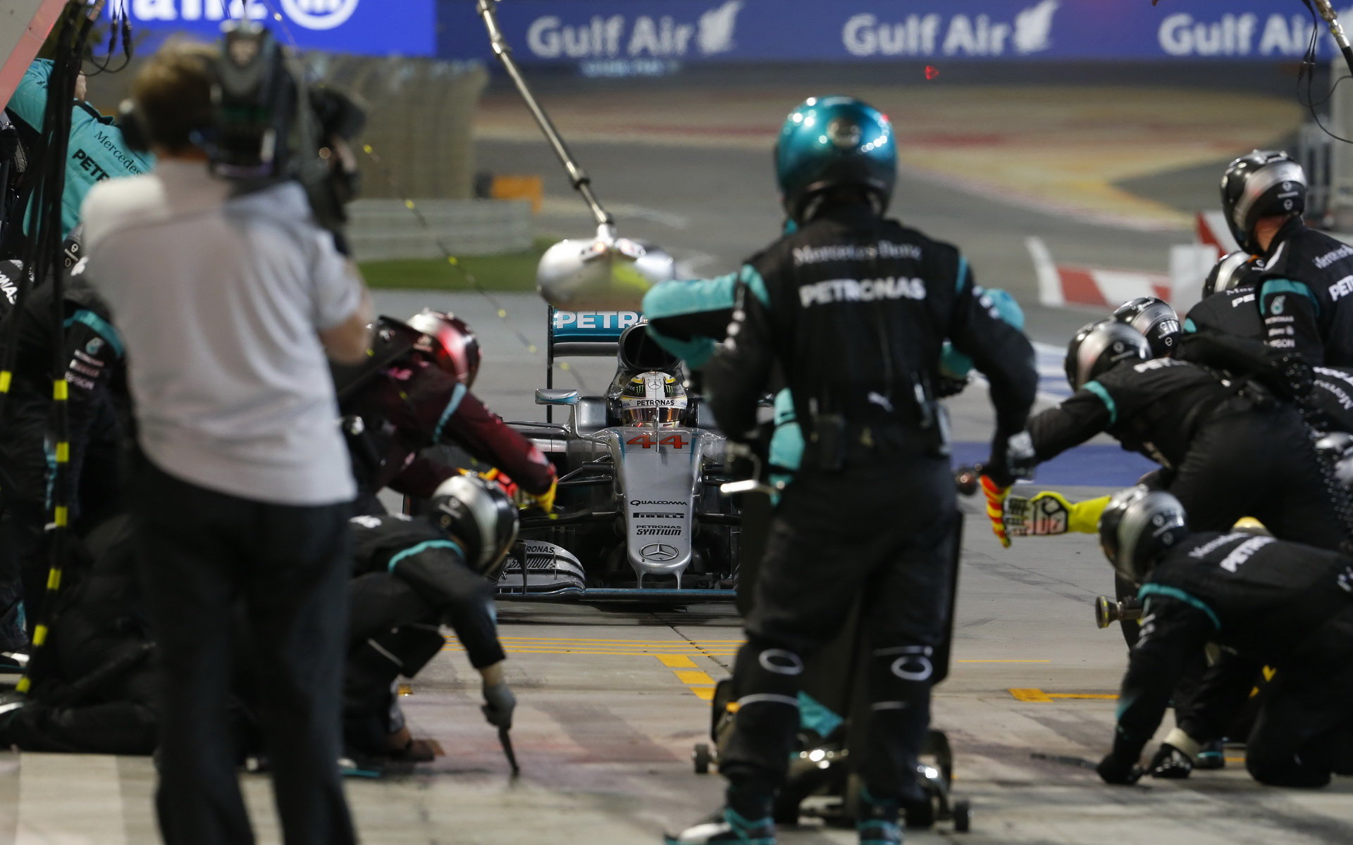 Lewis Hamilton přijiždí přezout v závodě v Bahrajnu