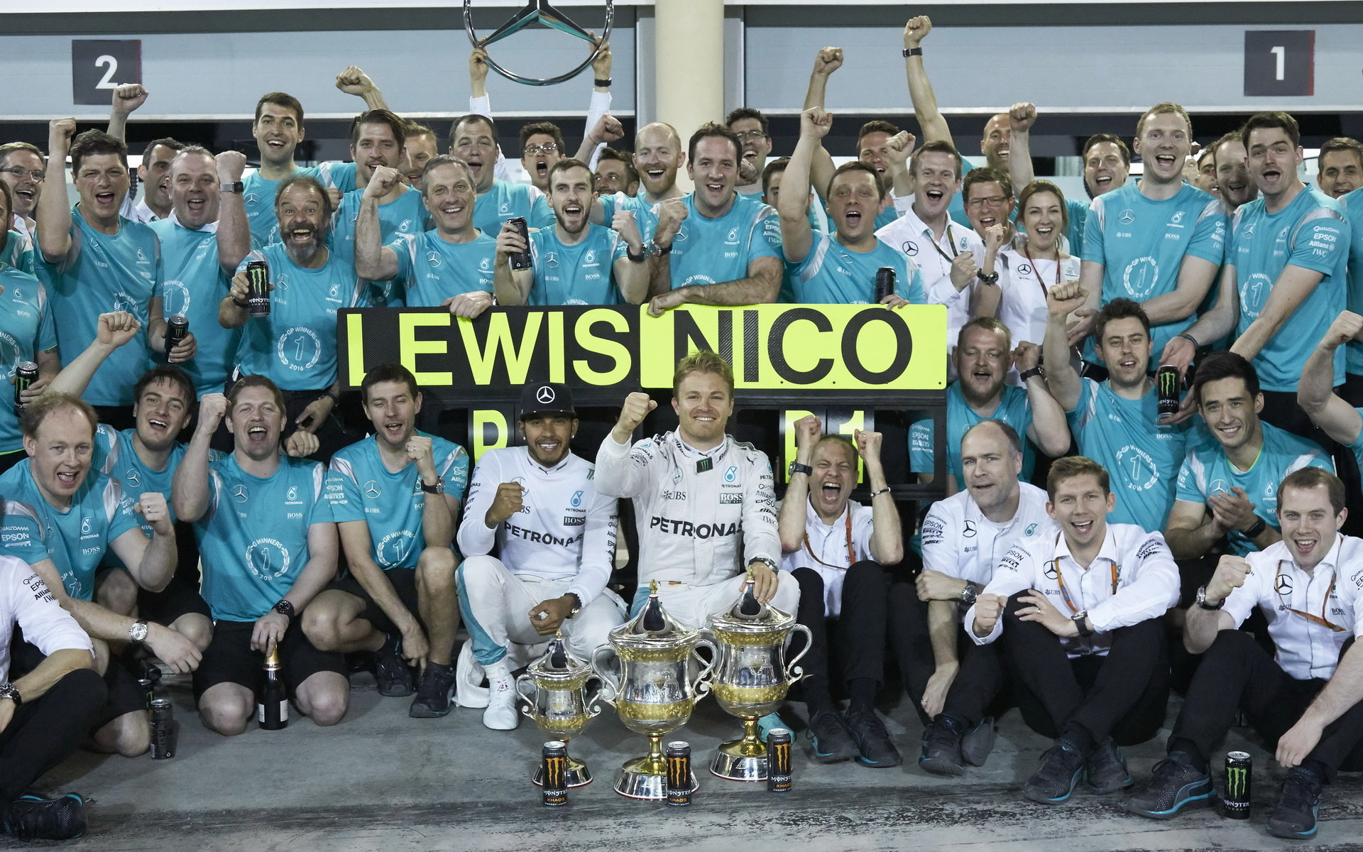 Nico Rosberg a Lewis Hamilton se radují z vítězství v Bahrajnu