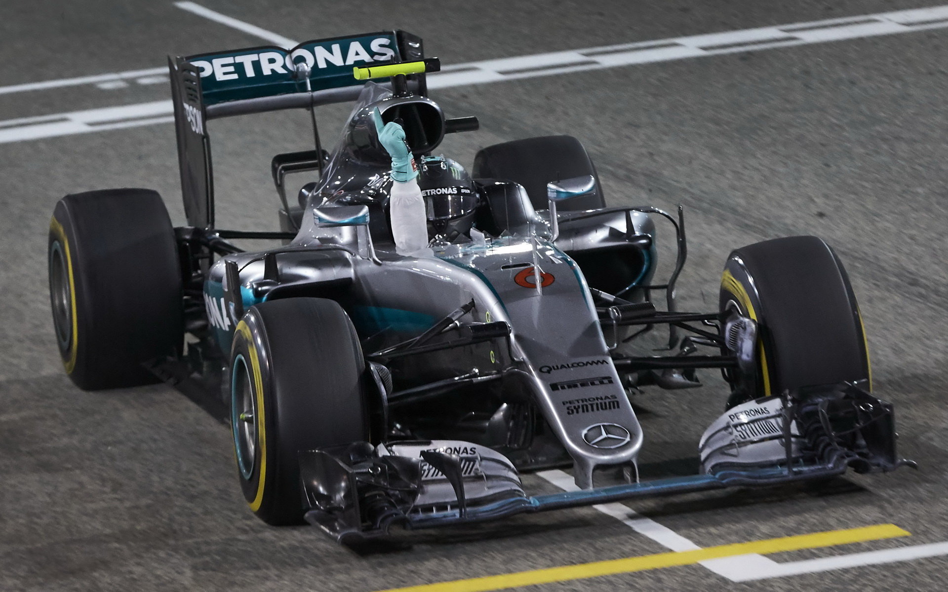 Nico Rosberg se raduje z vítězství, ale varuje: Ferrari ještě svou plnou sílu neukázalo