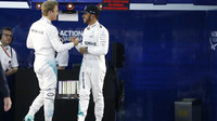 Nico Rorsberg Lewis Hamilton po úspěšné kvalifikaci v Bahrajnu