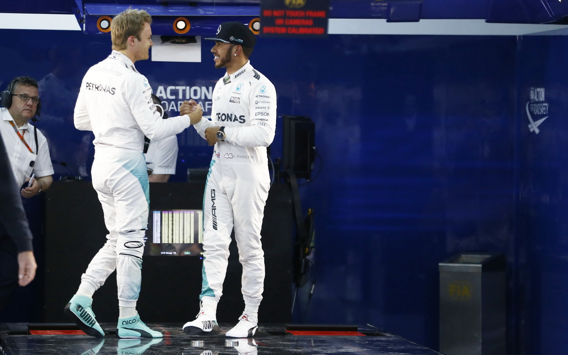 Nico Rorsberg Lewis Hamilton po úspěšné kvalifikaci v Bahrajnu