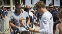 Nico Rosberg rozdává autogramy v Bahrajnu