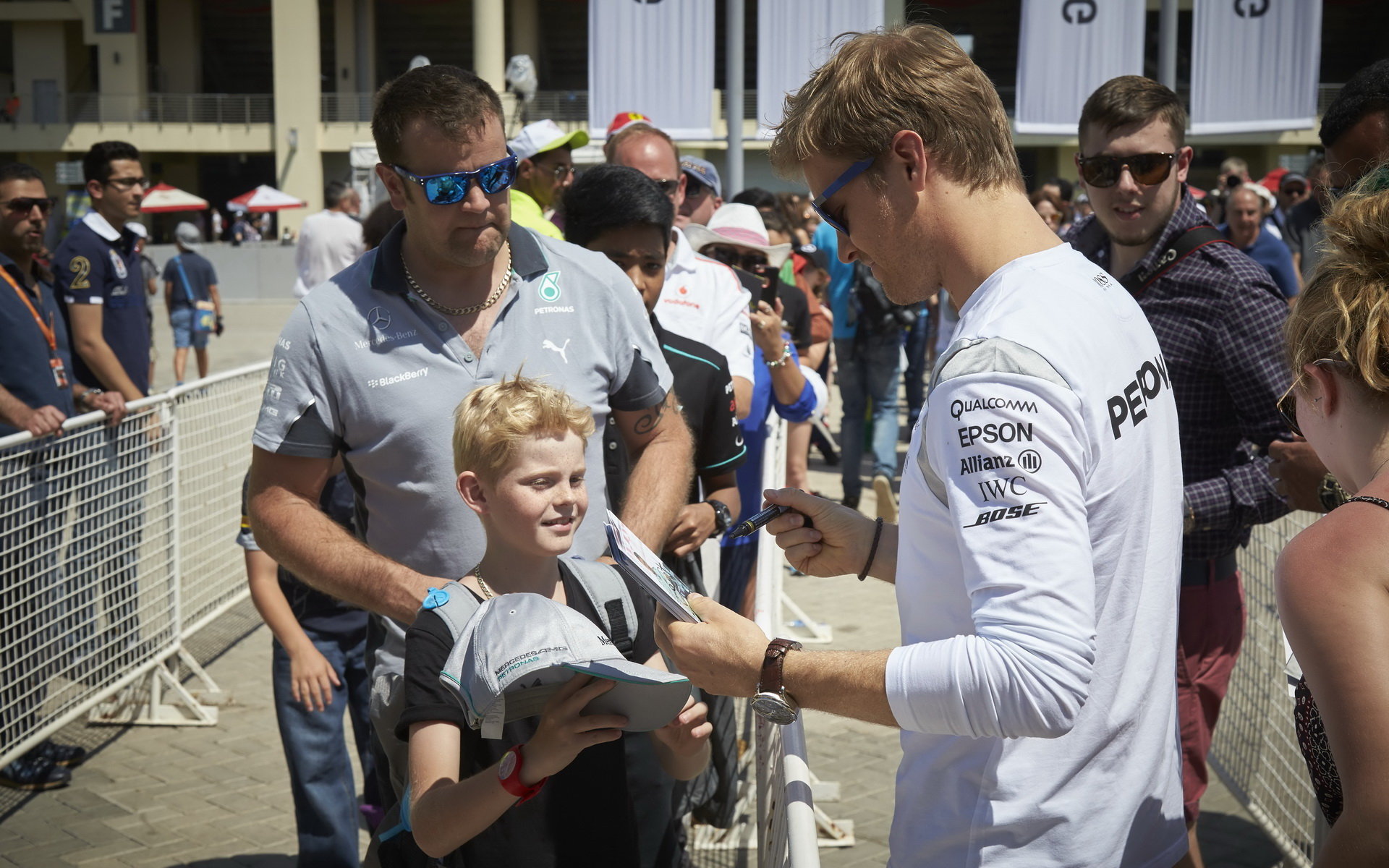 Nico Rosberg rozdává autogramy v Bahrajnu