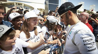 Lewis Hamilton rozdává autogramy v Bahrajnu