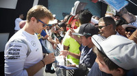 Nico Rosberg rozdává autogramy v Bahrajnu