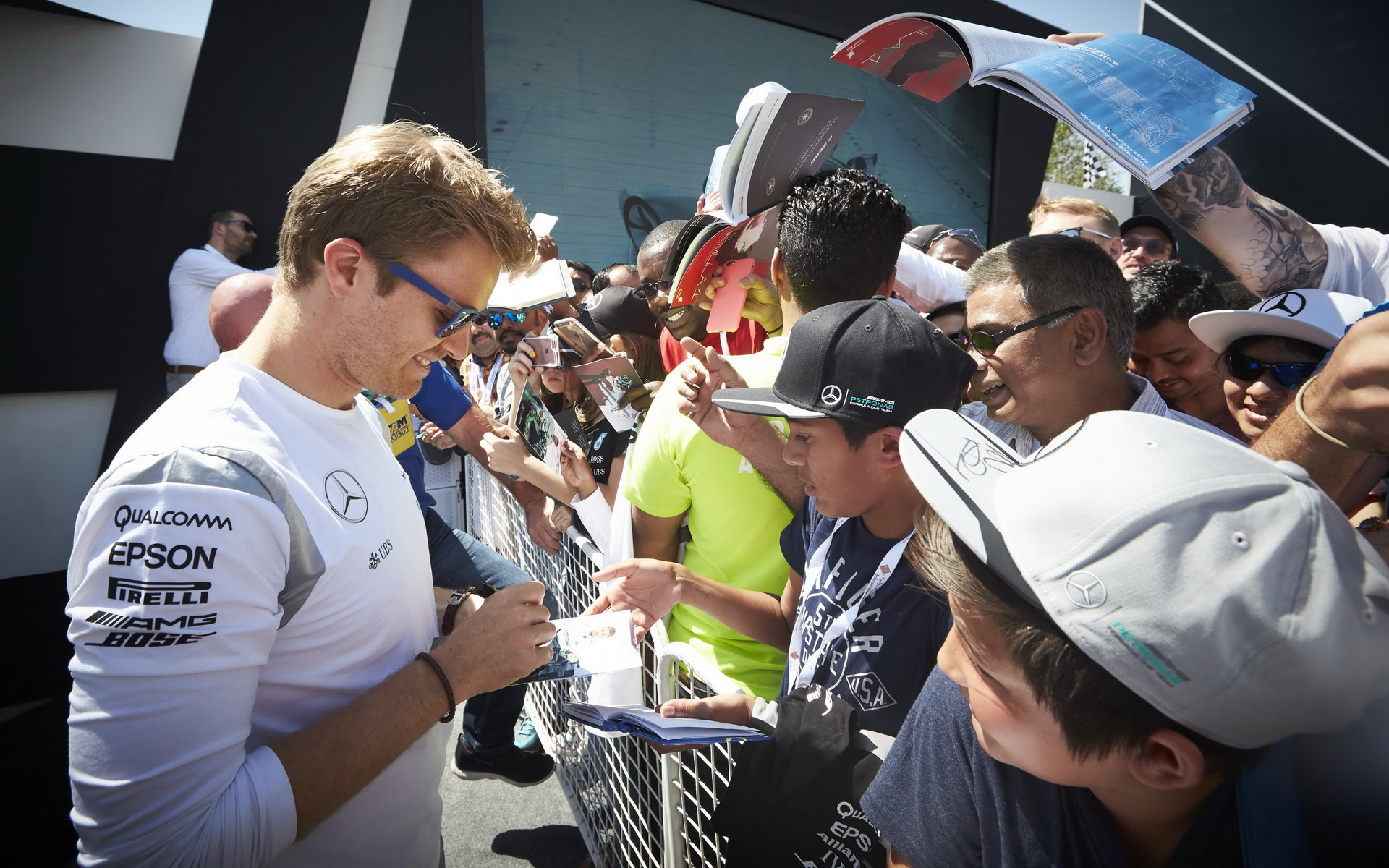 Nico Rosberg rozdává autogramy v Bahrajnu