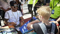 Lewis Hamilton rozdává autogramy v Bahrajnu