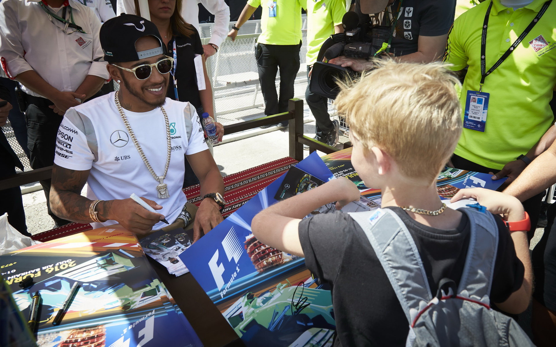 Lewis Hamilton rozdává autogramy v Bahrajnu