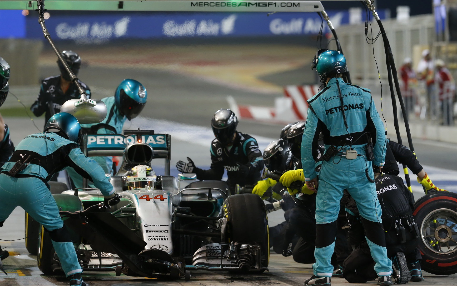 Lewis Hamilton přezouvá v závodě v Bahrajnu