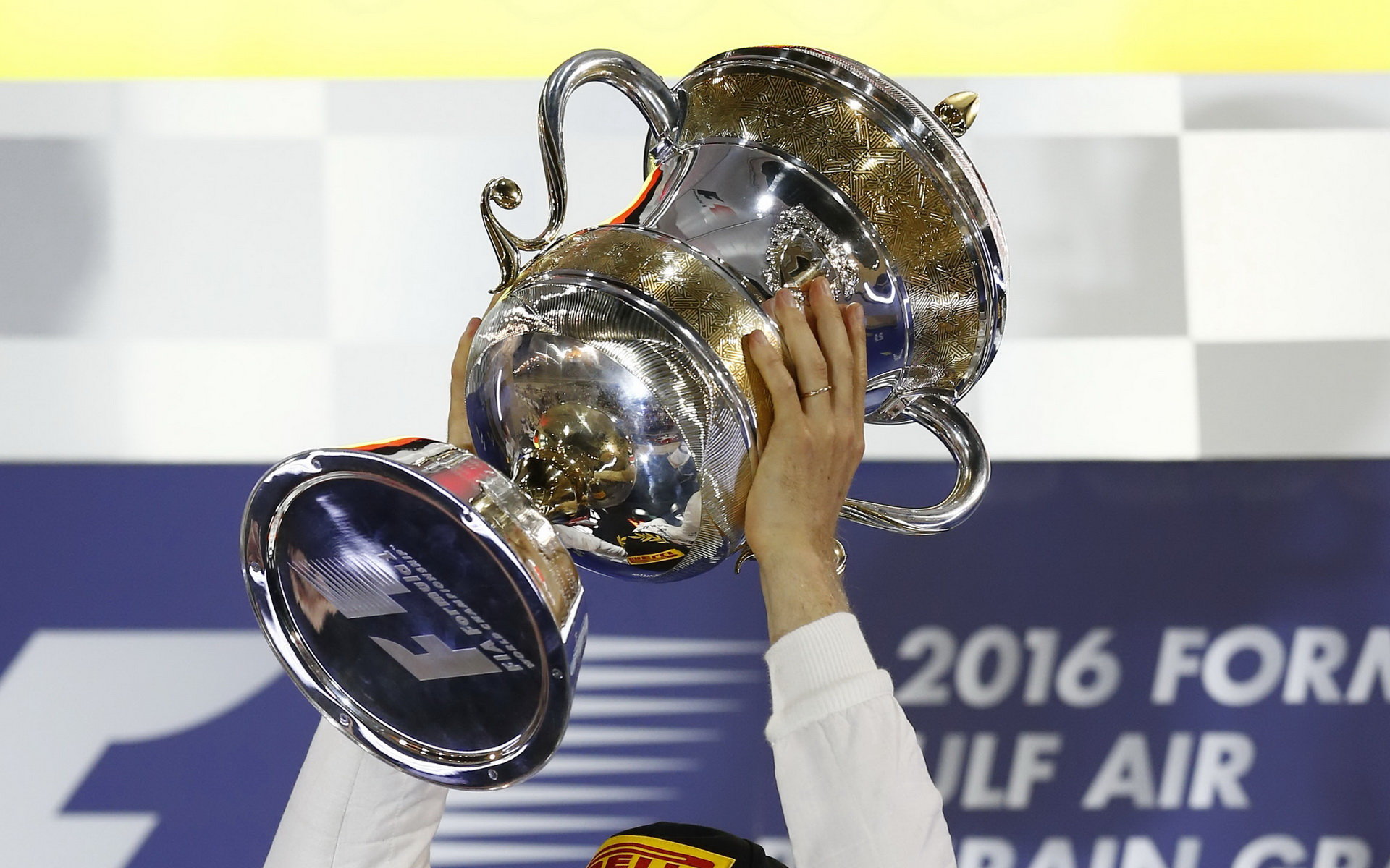 Vítězná trofej Nica Rosberga v Bahrajnu