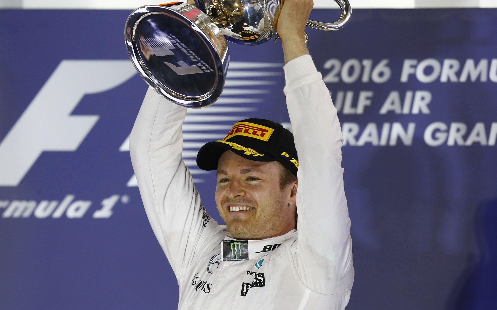 Nico Rosberg na pódiu po závodě v Bahrajnu
