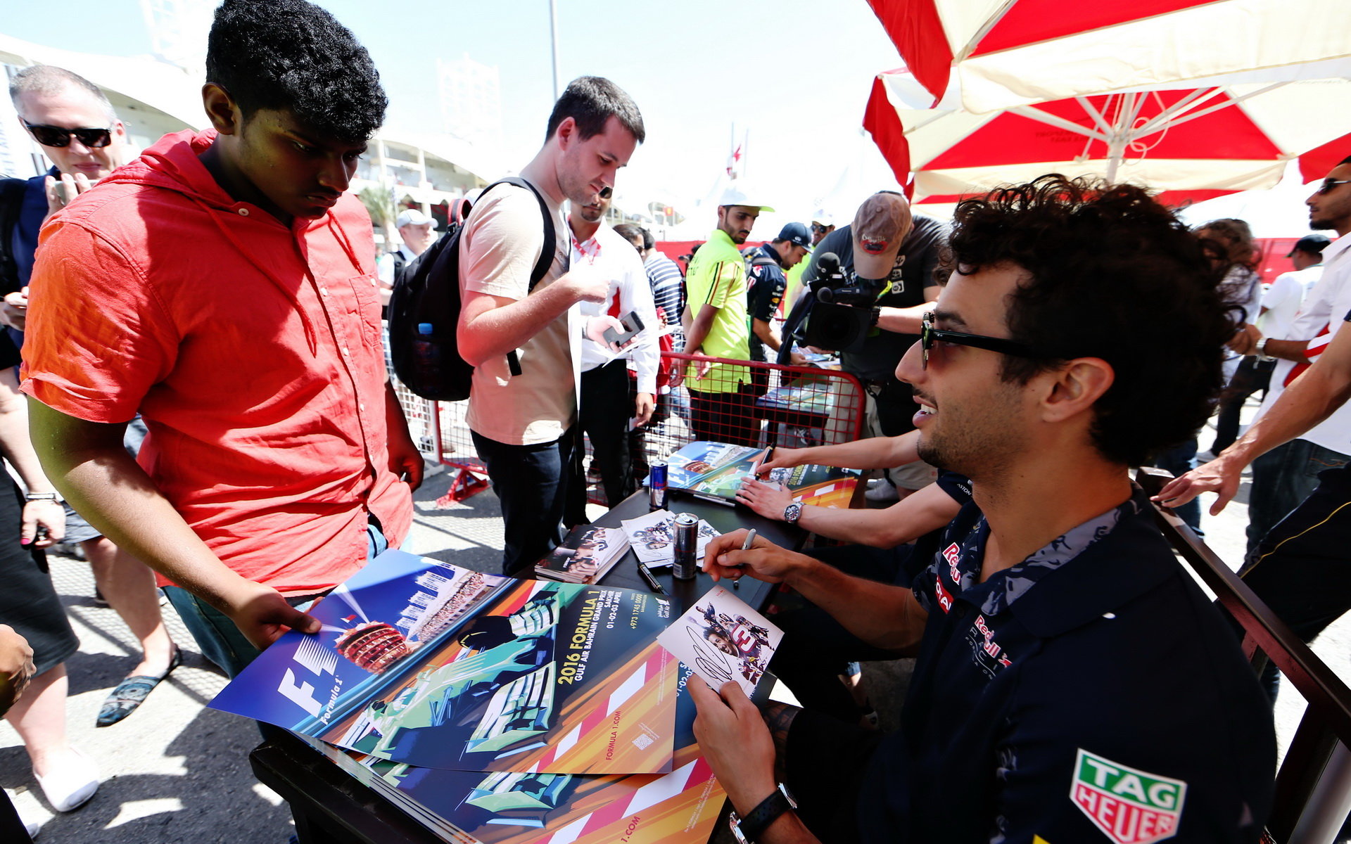 Daniel Ricciardo při autogramiádě v Bahrajnu