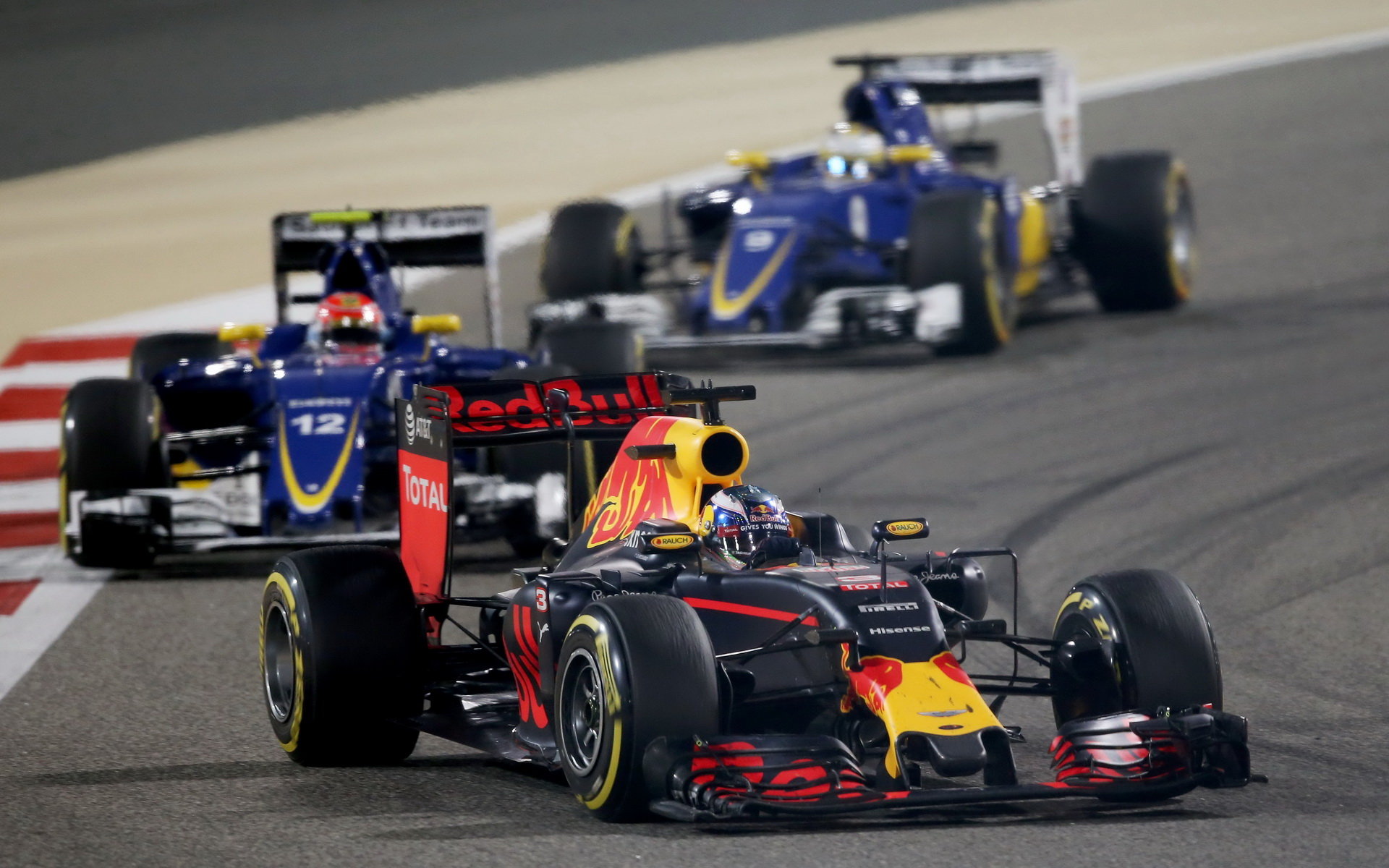 Daniel Ricciardo před vozy Sauber v závodě v Bahrajnu