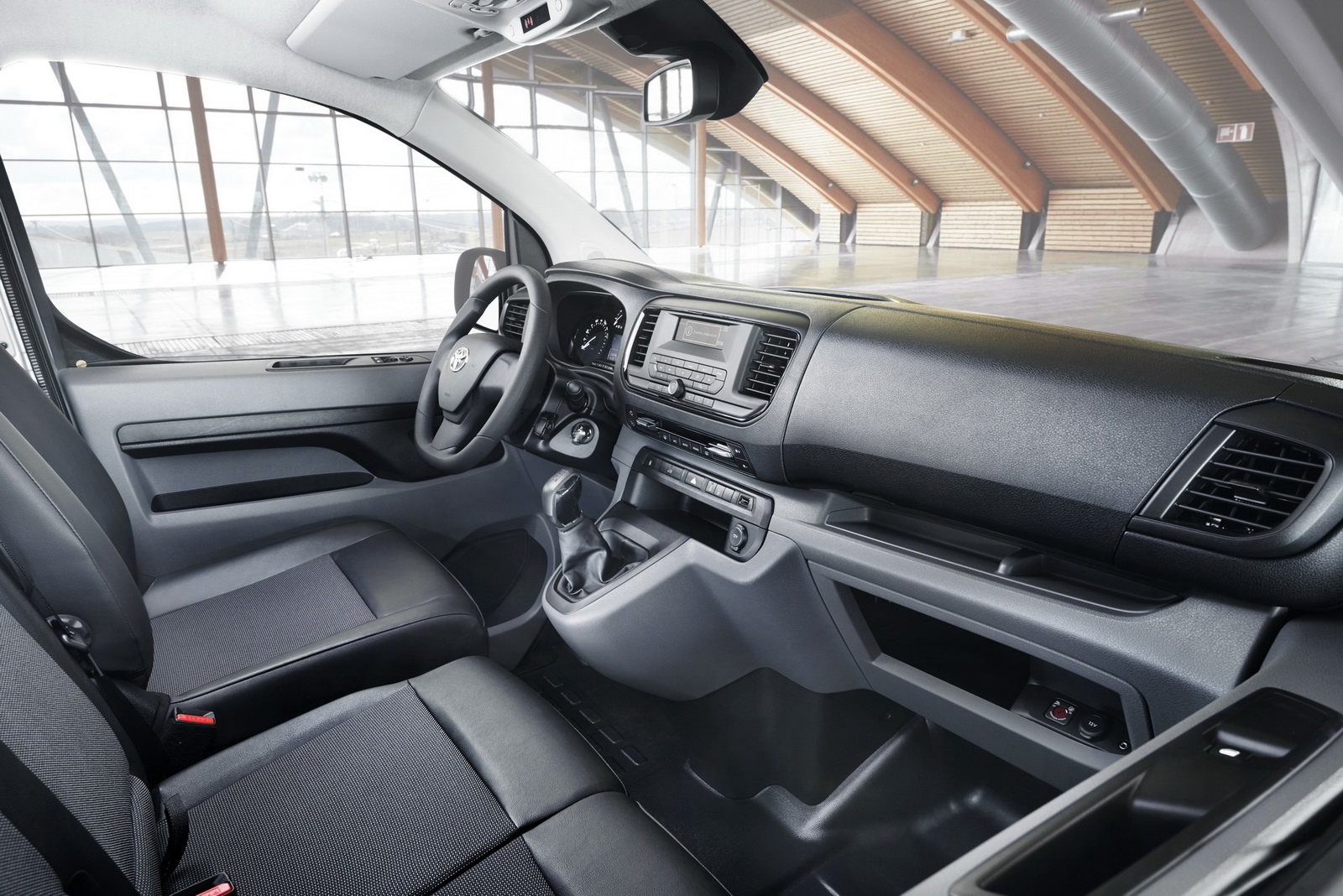 Kabina Toyoty ProAce je přehledná a plná odkládacích prostor.