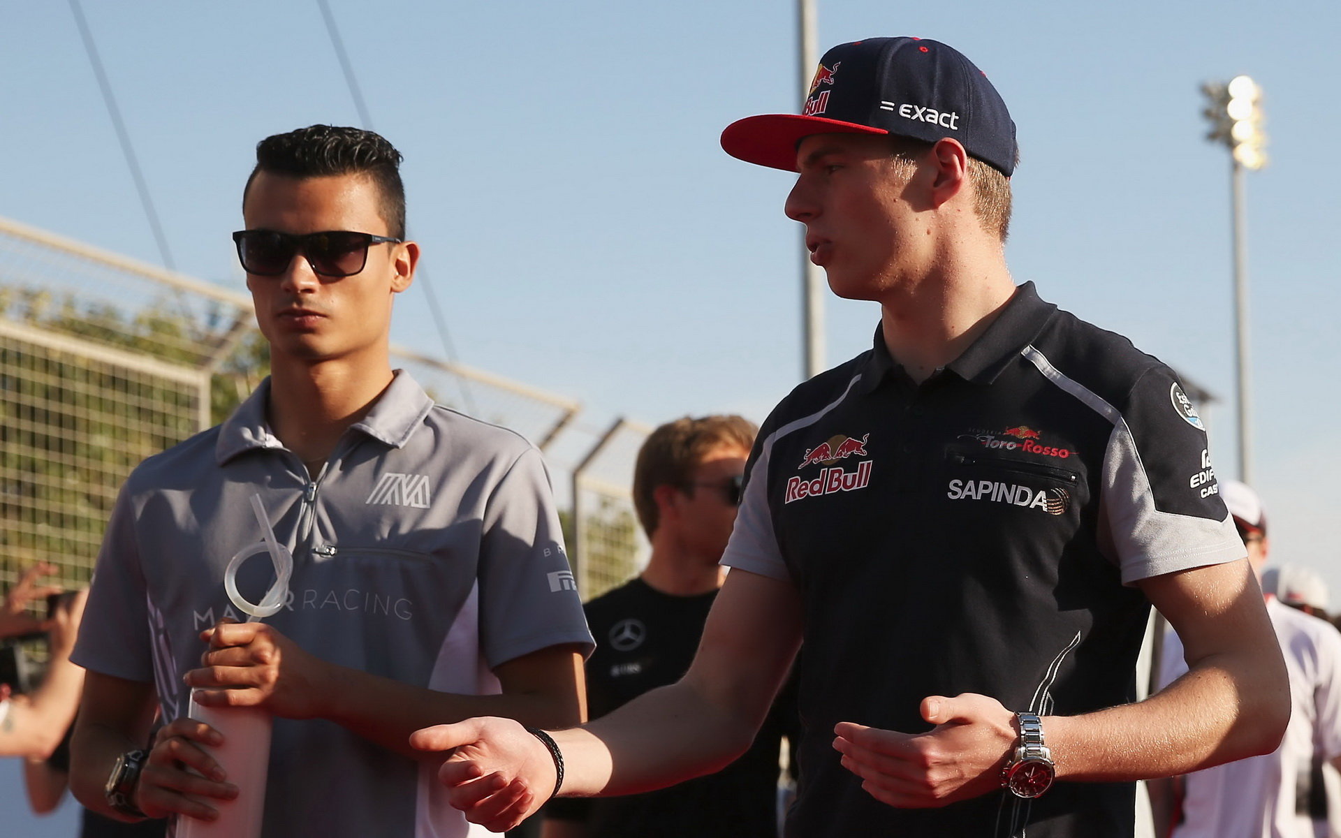 Pascal Wehrlein a Max Verstappen před závodem v Bahrajnu