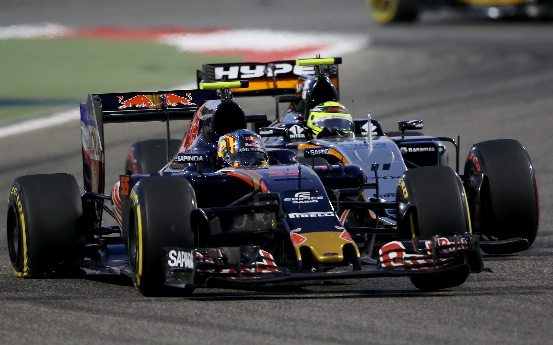 Carlos Sainz po kolizi s Perézem s prasklou zadní pneumatikou v závodě v Bahrajnu