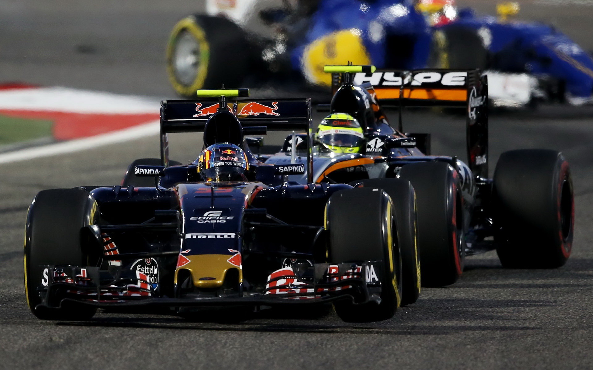 Carlos Sainz po kolizi s Perézem s prasklou zadní pneumatikou v závodě v Bahrajnu