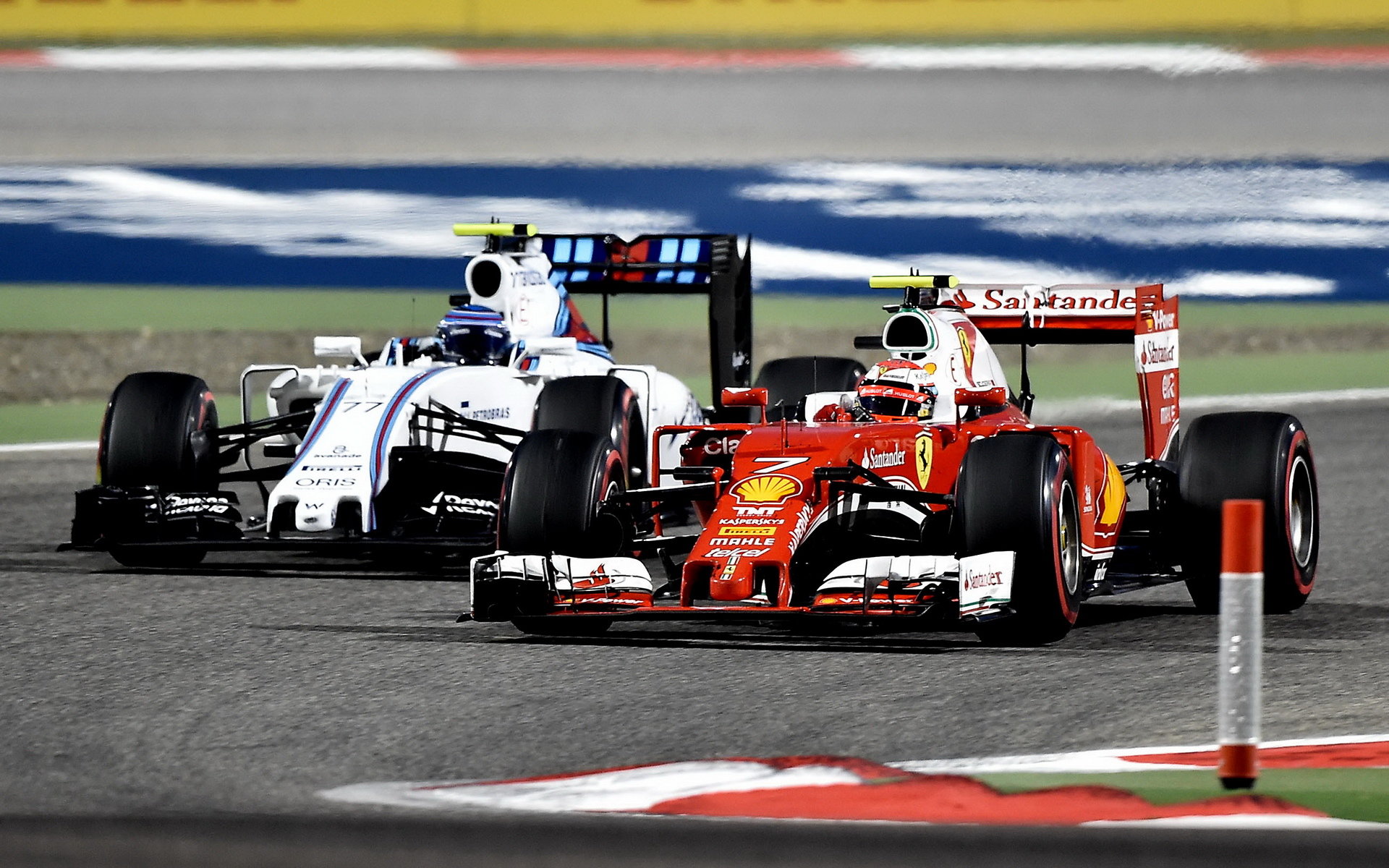 Kimi Räikkönen předjíždí Valtteriho Bottase v závodě v Bahrajnu