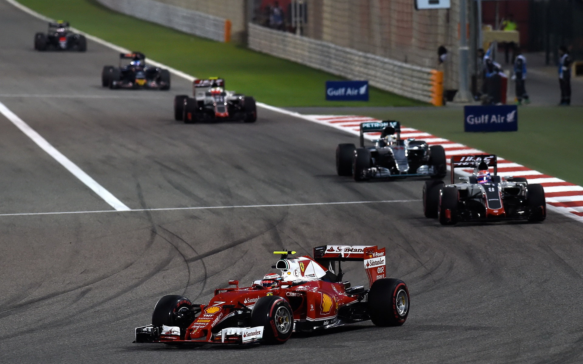 Kimi Räikkönen v závodě v Bahrajnu