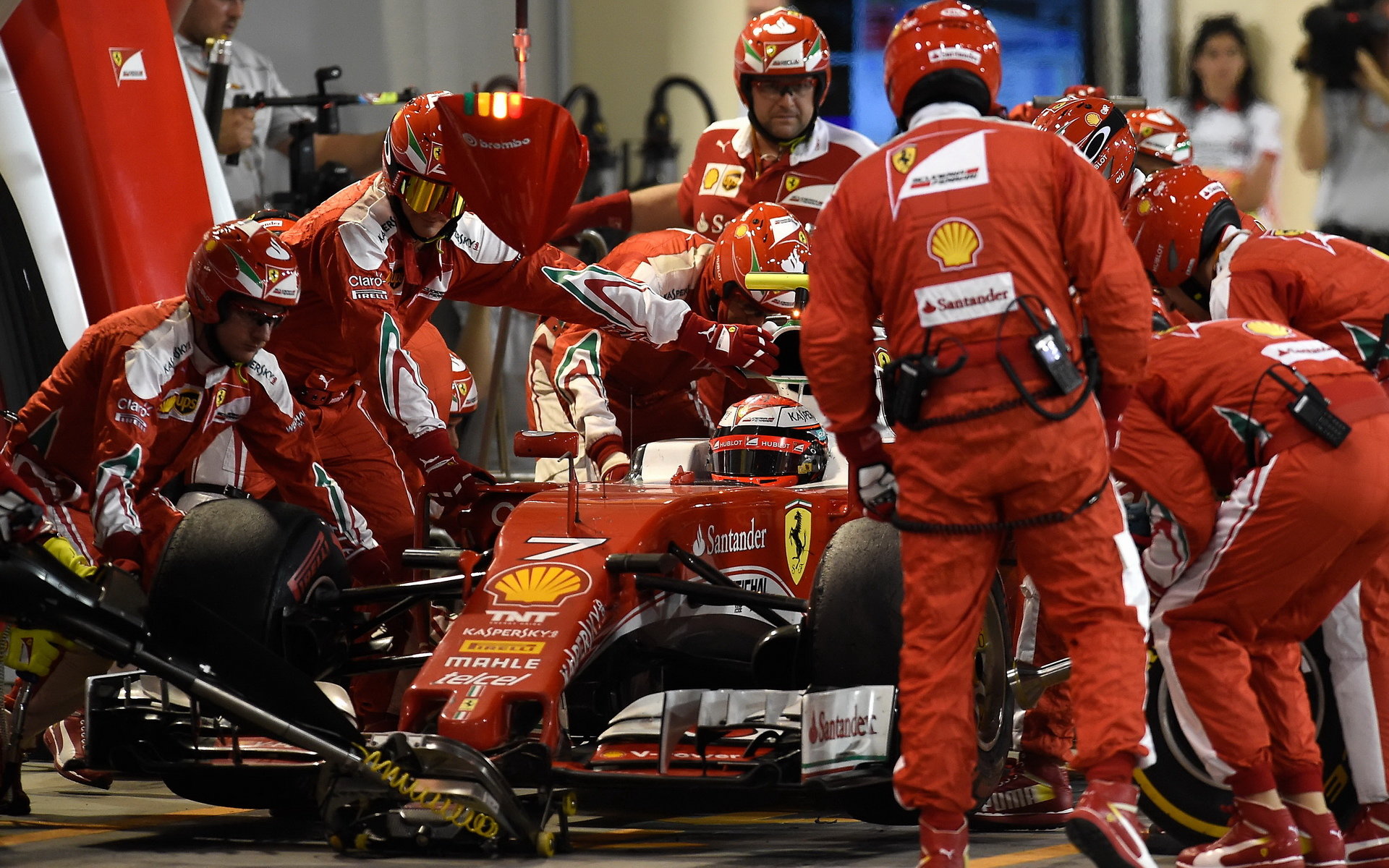 Kimi Räikkönen při zastávce v boxech v závodě v Bahrajnu
