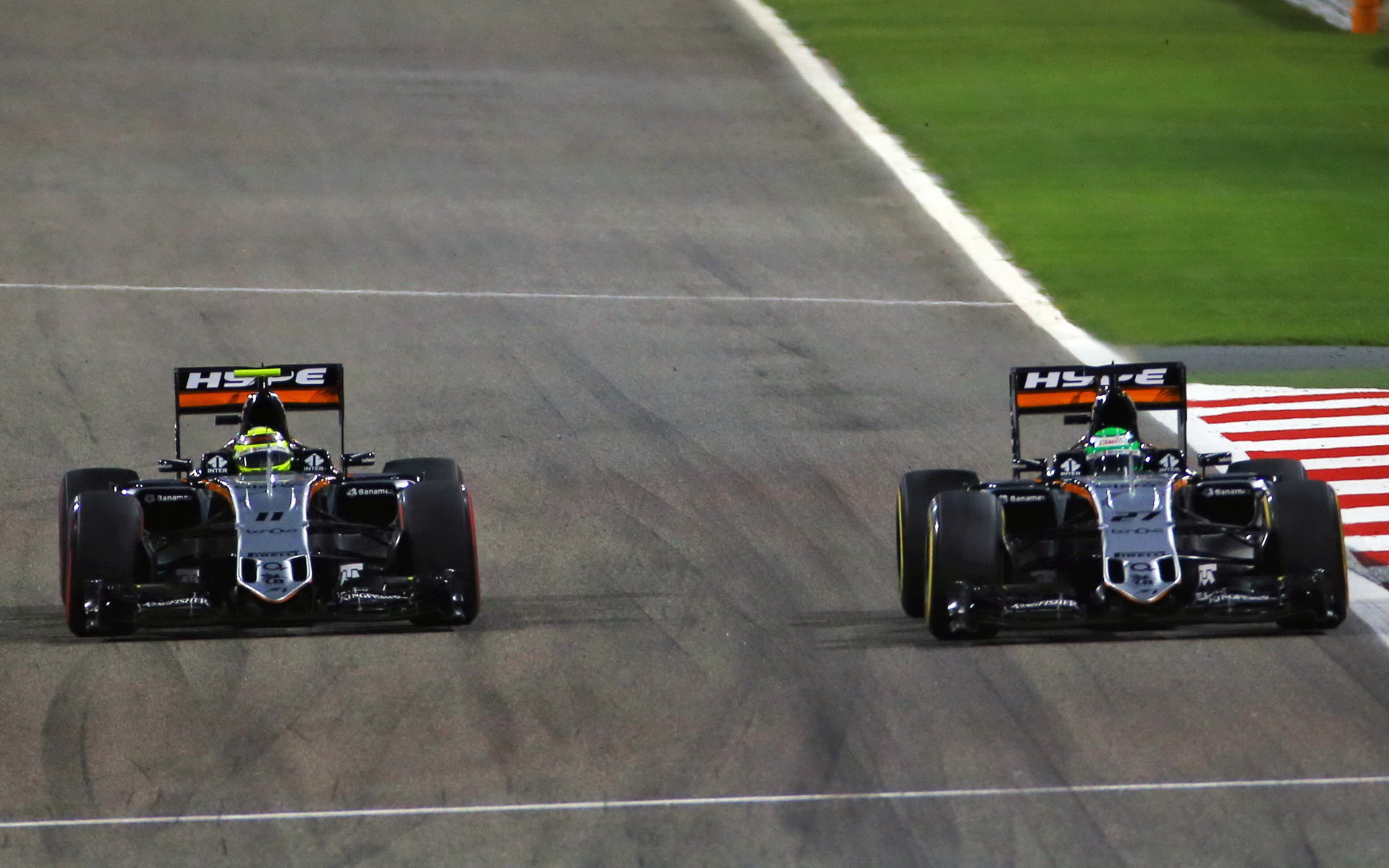 Sergio Pérez a Nico Hülkenberg se předjíždějí v závodě v Bahrajnu