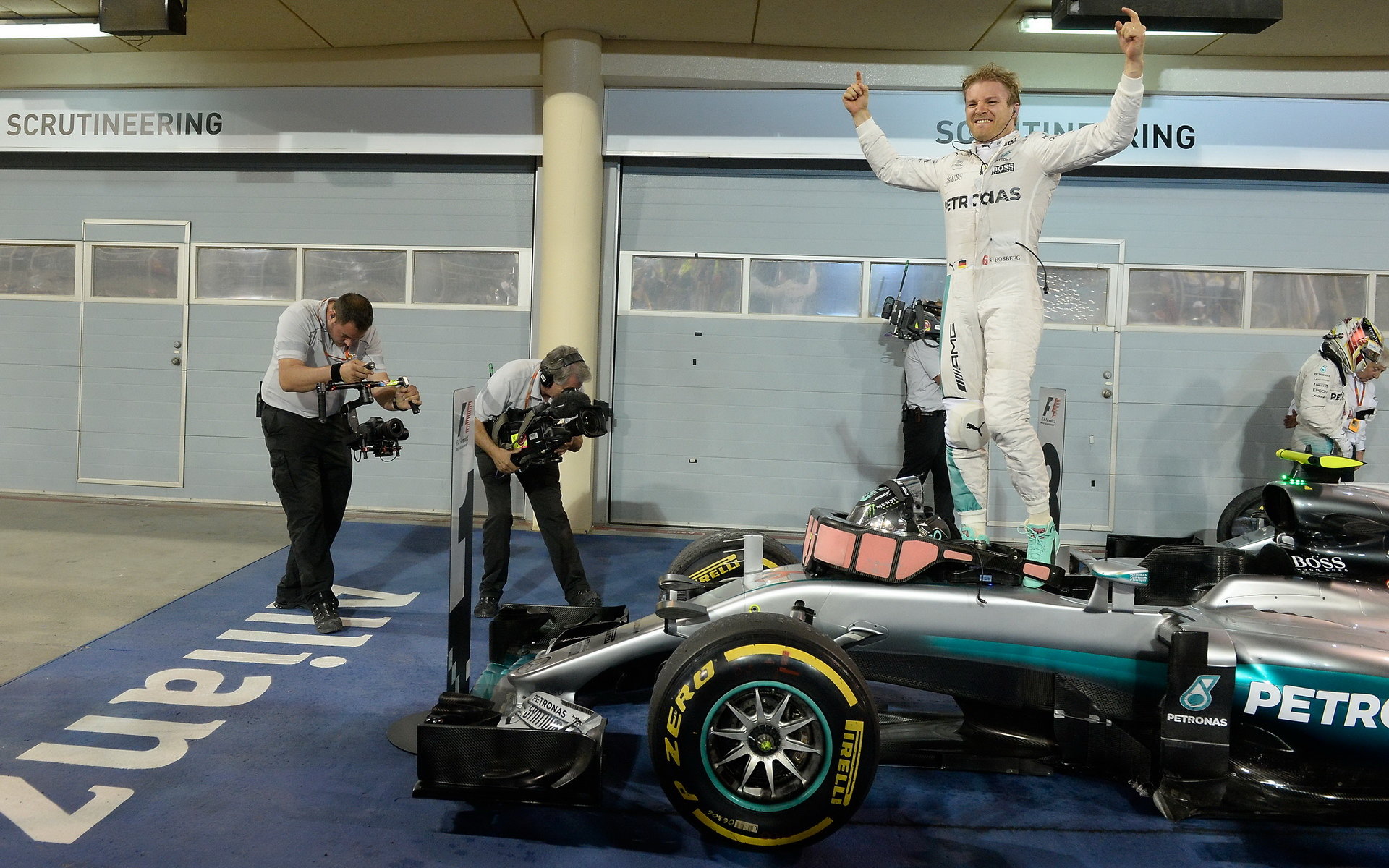 Nico Rosberg a jeho radost z vítězství v závodě v Bahrajnu