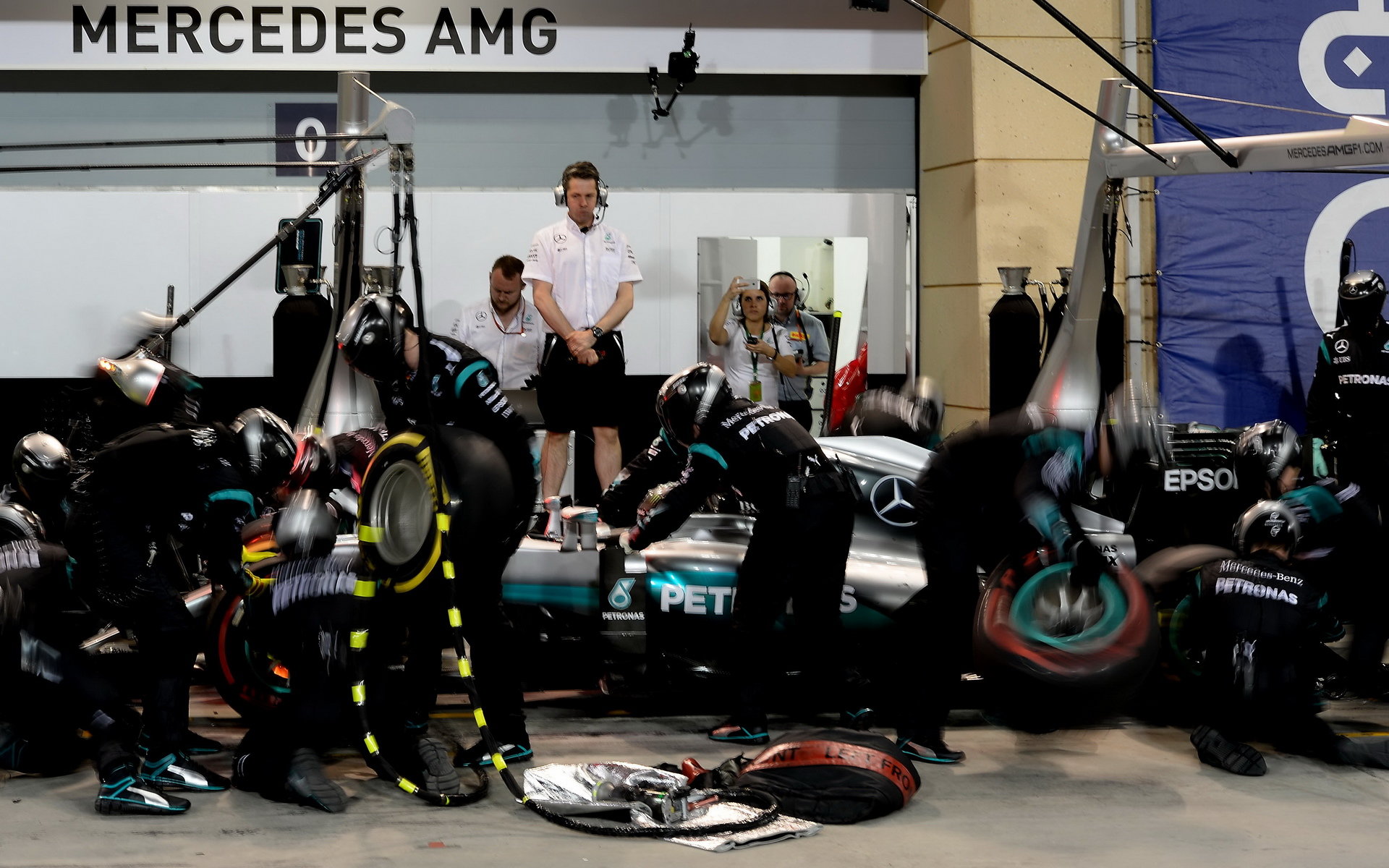 Nico Rosberg přezouvá pneumatiky v závodě v Bahrajnu