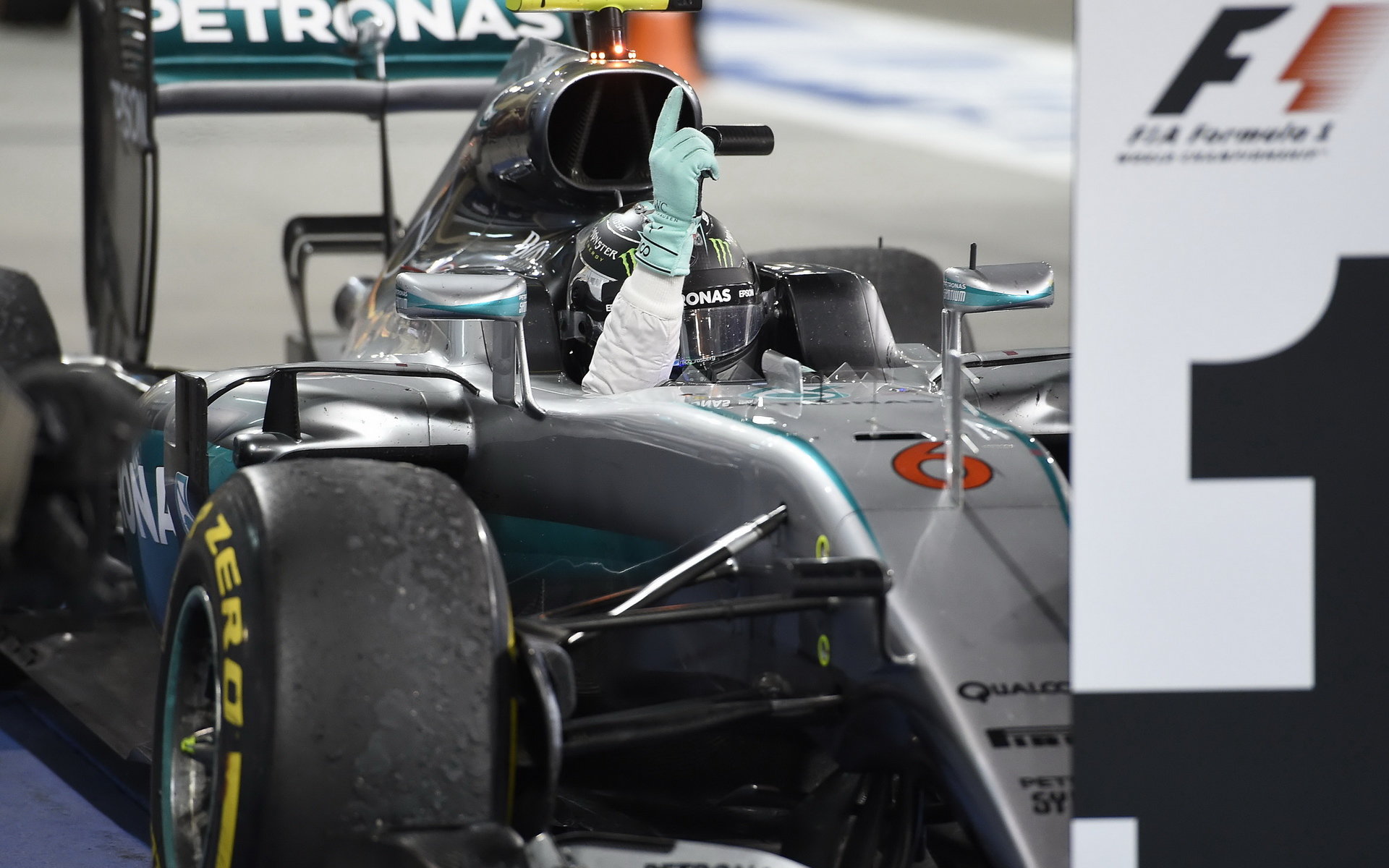 Nico Rosberg v cíli v závodě v Bahrajnu